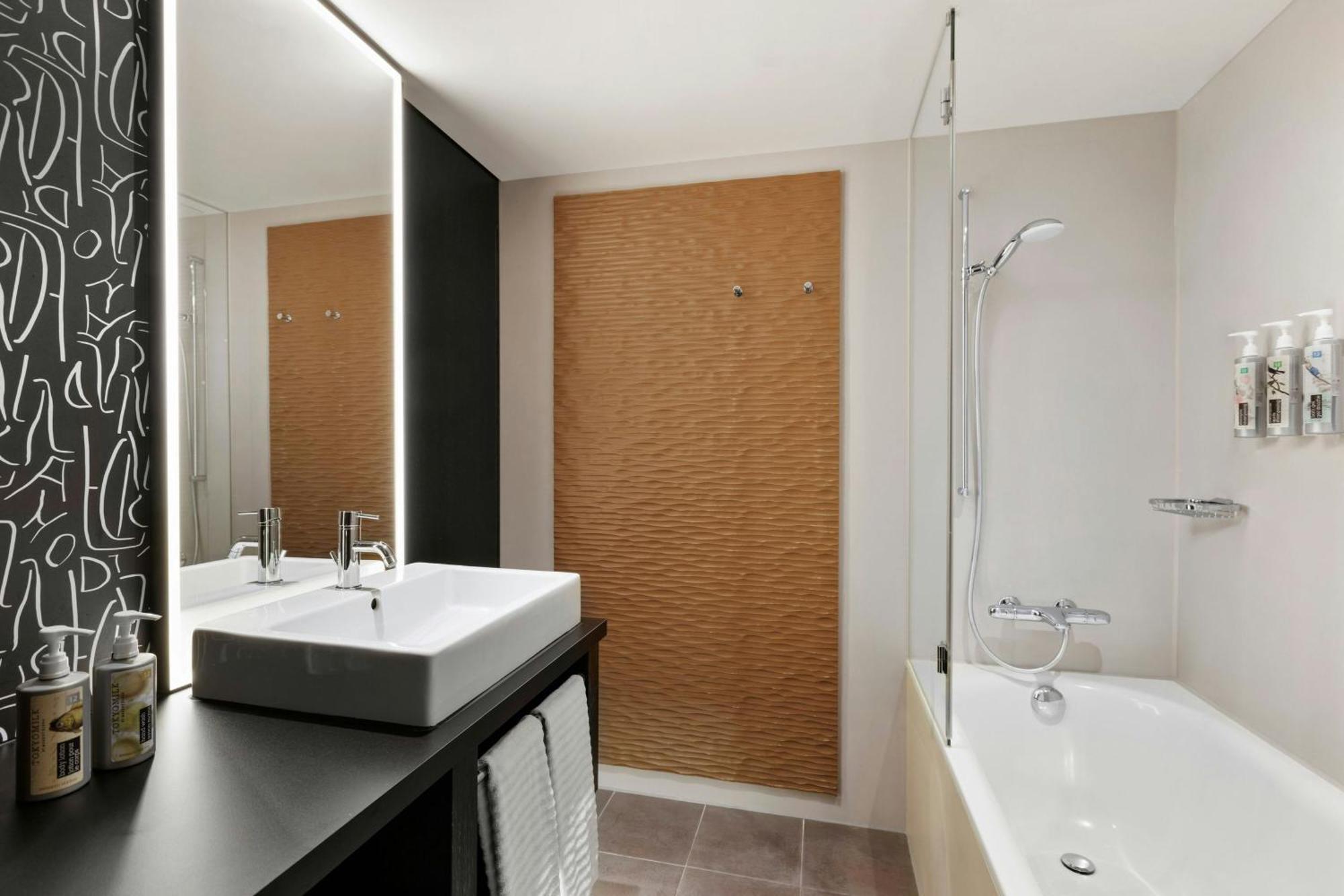 Renaissance Tower 5*